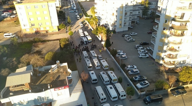 Adana'nın Kozan ilçesinde okul servisi şoförleri caddeyi trafiğe kapatarak eylem yaptı
