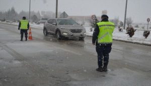 Afyonkarahisar'da kar yağışı etkili oluyor