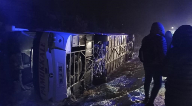 Afyonkarahisar'da yolcu otobüsünün devrildiği kazada 8 kişi yaralandı