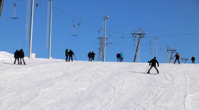 Ağrı'da öğrenciler tatilin son gününü kayak yaparak geçirdi
