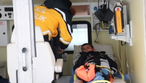 Ağrı'da yolu kardan kapanan köydeki hasta çocuk paletli ambulansla hastaneye ulaştırıldı
