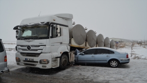 Aksaray'da tır ile otomobilin çarpıştığı kazada 2 kişi yaralandı