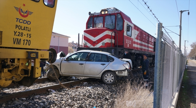 Ankara'da yük treni otomobile çarptı, 1 kişi öldü, 1 kişi yaralandı