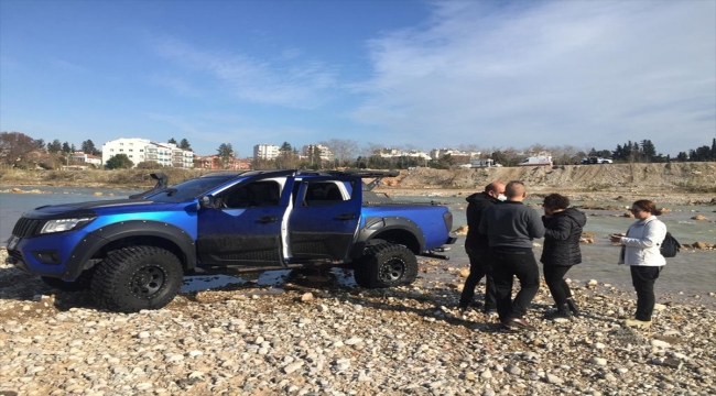 Antalya'da derede sürüklenen otomobildeki 4 kişi kurtarıldı