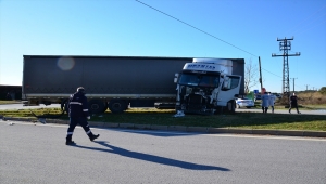 Antalya'da tırla otomobilin çarpıştığı kazada 2 kişi öldü, 1 kişi yaralandı
