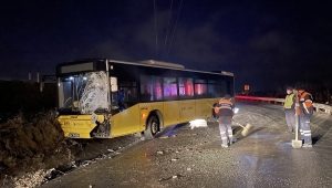 Arnavutköy'de İETT otobüsüyle minibüs çarpıştı, 3 kişi yaralandı 