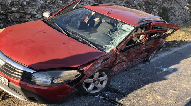Aydın'da kamyon ile otomobilin çarpışması sonucu 4 kişi yaralandı