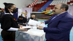 Bakan Varank, Deneyap Türkiye uygulama sınavında projeleri inceledi: