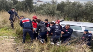 Balıkesir'de devrilen otomobilin sürücüsü yaralandı