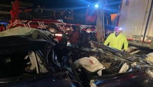 Balıkesir'de tırın dorsesinin altında sıkışan otomobilin sürücüsü öldü