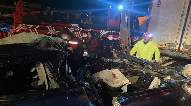 Balıkesir'de tırın dorsesinin altında sıkışan otomobilin sürücüsü öldü