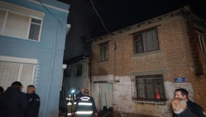 Balıkesir'de üst katında yangın çıkan 2 katlı ev kullanılamaz hale geldi