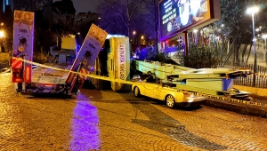 Beşiktaş'ta tırda yüklü iş makinesi 3 otomobilin üzerine devrildi