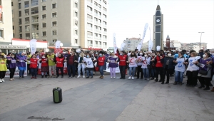 Bir grup sağlık çalışanı şiddet vakaları ve özlük hakları için iş bıraktı 