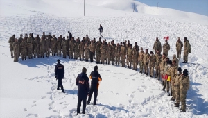 Bitlis'te güvenlik korucularına çığ eğitimi verildi