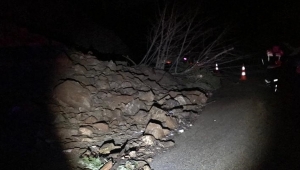 Bolu-Zonguldak kara yolunda ulaşım heyelan nedeniyle aksadı