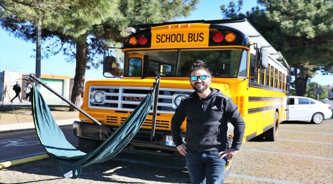 Çocukluk hayali "school bus"ı karavana dönüştürüp içinde yaşamaya başladı