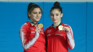 Dünya Kupası'nda altın madalyaya ulaşan Sıla ve Elçin, ilki başarmanın gururunu yaşıyor