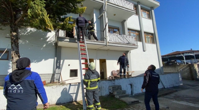 Düzce'de kazan dairesindeki yangında mahsur kalan 4 kişiyi itfaiye kurtardı