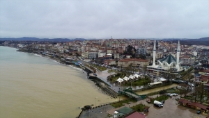 Düzce'de sağanağın ardından derelerden akan çamurlu su denizin rengini değiştirdi