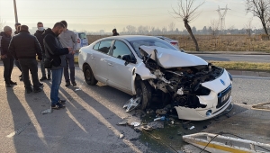 Edirne'de otomobilin çöp kamyonuna çarptığı kazada 2 kişi yaralandı