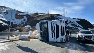 Elazığ'da devrilen saman yüklü tırın sürücüsü yaralandı