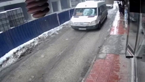 Elazığ'da seyir halindeki yolcu minibüsünün üzerine buz kütlesi düştü