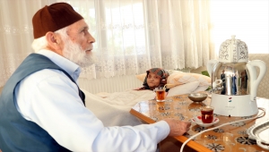 Emekli imam felçli eşine sevgi ve özenle bakıyor