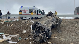 Erzincan'da tır ile otomobilin çarpışması sonucu 2 kişi öldü