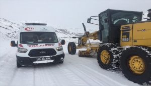 Erzurum'da yolu kardan kapanan mahalledeki hasta için ekipler seferber oldu