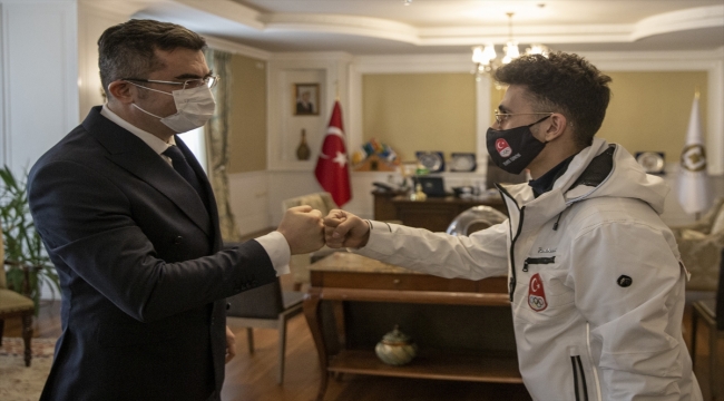 Erzurum Valisi Memiş, Kış Olimpiyatları'nda 6. olan Akar'ı altınla ödüllendirdi