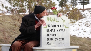 Eşinin kabrine her 14 Şubat'ta kırmızı gülle gidiyor