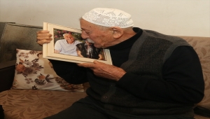 Eşiyle kendisini aynı fotoğraf karesinde görmenin mutluluğunu yaşadı 