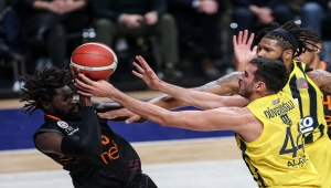 Fenerbahçe Beko-Galatasaray Nef maçına tribünlerin boşaltılması için ara verildi