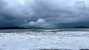 Fethiye'de fırtına 2 metreyi aşan dalgalar oluşturdu