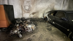 Gaziantep'te oto parktaki motosiklet ve otomobilin kundaklanması güvenlik kamerasında