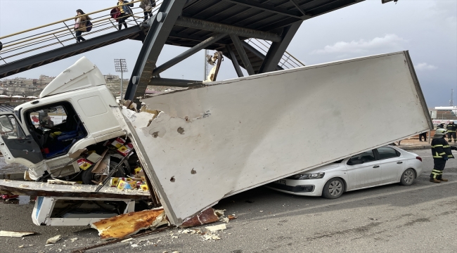Gaziantep'te üst geçide takılan kamyon dorsesi otomobilin üstüne devrildi
