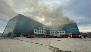 GÜNCELLEME 2 - Giresun Üniversitesi Turizm Fakültesi binasının çatısında çıkan yangın söndürüldü