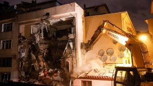 GÜNCELLEME 3 - Üsküdar'da 3 katlı binanın üst katında patlama oldu, 4 kişi yaralandı