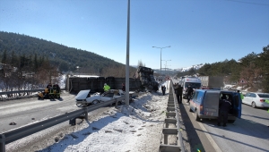 GÜNCELLEME - Arızalanıp geriye kayan tırın çarptığı otomobildeki bir kişi öldü, iki kişi yaralandı