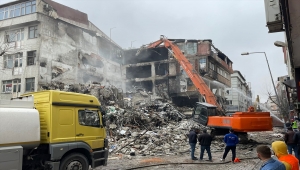 Güngören'de yangında 5 kişinin öldüğü binada yıkım çalışması başlatıldı 