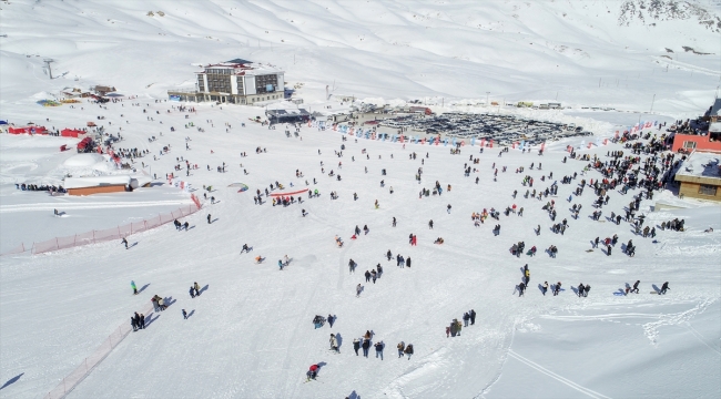 Hakkari'deki 4. Kar Festivali eğlenceli etkinliklerle devam ediyor