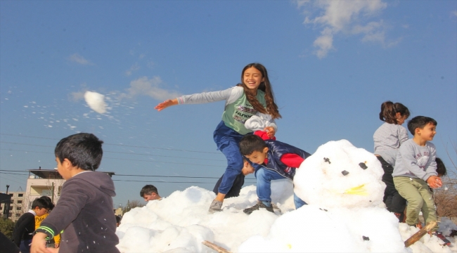 Hatay Dörtyol'da çocuklar dağlardan parklara kamyonlarla taşınan karla sevindirildi