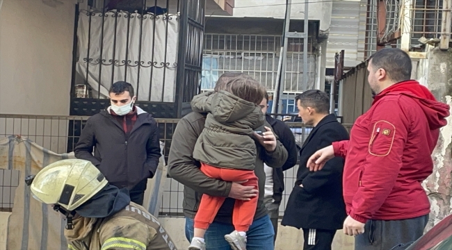 İstanbul'da bir binada çıkan yangında mahsur kalan 14 kişi kurtarıldı