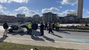 İstanbul'da devrilen aracın sürücüsü yaralandı