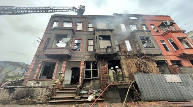 İstanbul Fatih'te metruk binada çıkan yangın söndürüldü
