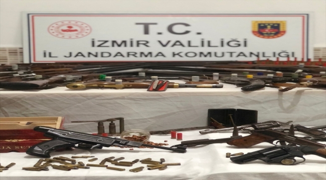 İzmir'de bir evde çok sayıda silahla FETÖ yayınları ele geçirildi