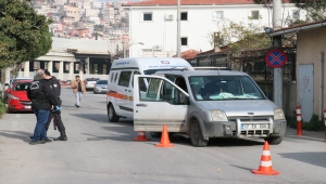 İzmir'de hafif ticari araçta silahlı saldırıya uğrayan kişi öldü