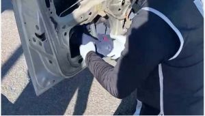İzmir'de otomobilin kapı iç bölmelerine gizlenmiş 28 tabanca ele geçirildi