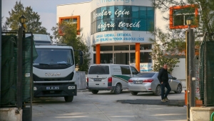 İzmir'de yakalanan kaçak sigaralar, eski okul binasında saklanmış